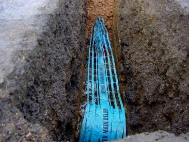 TYPAR DetectaMesh installed over a water pipe