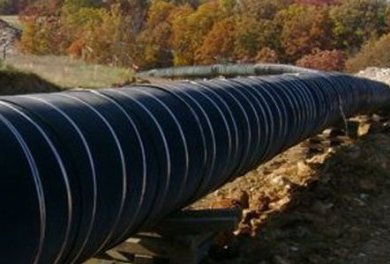Plastic mesh protection for pipelines anto-corrosion coatings in rocky backfills